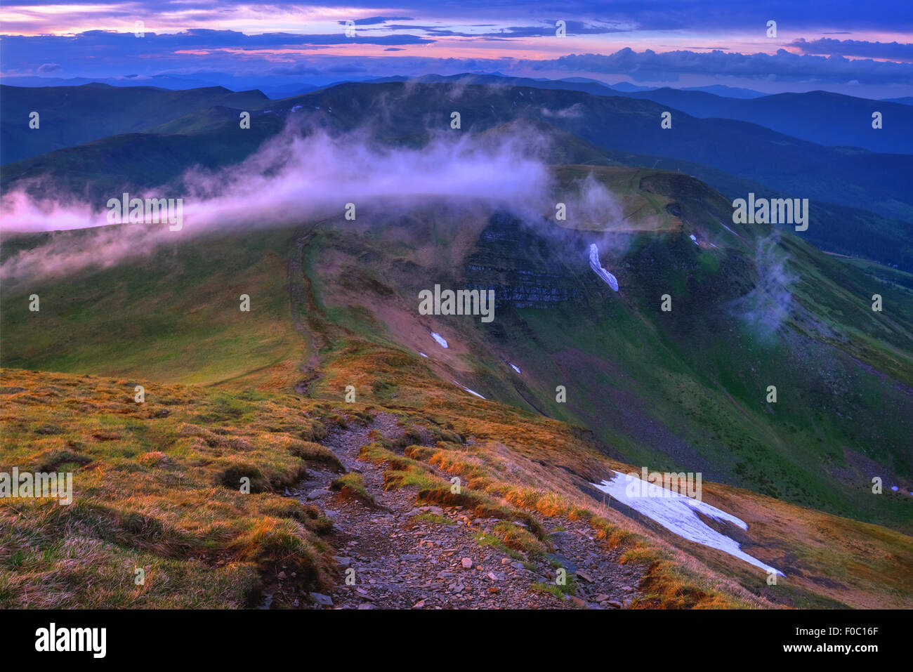 Belles montagnes des Carpates en automne. Gamme Svidovets, l'Ukraine, l'Europe. Banque D'Images