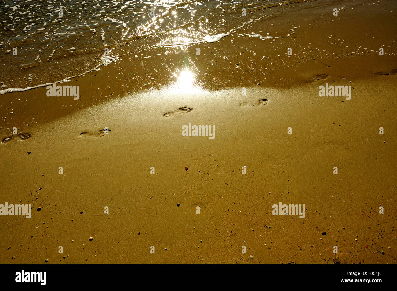 Des traces de pas DANS LE SABLE EN ESPAGNE SUR LA PLAGE À ALICANTE Banque D'Images