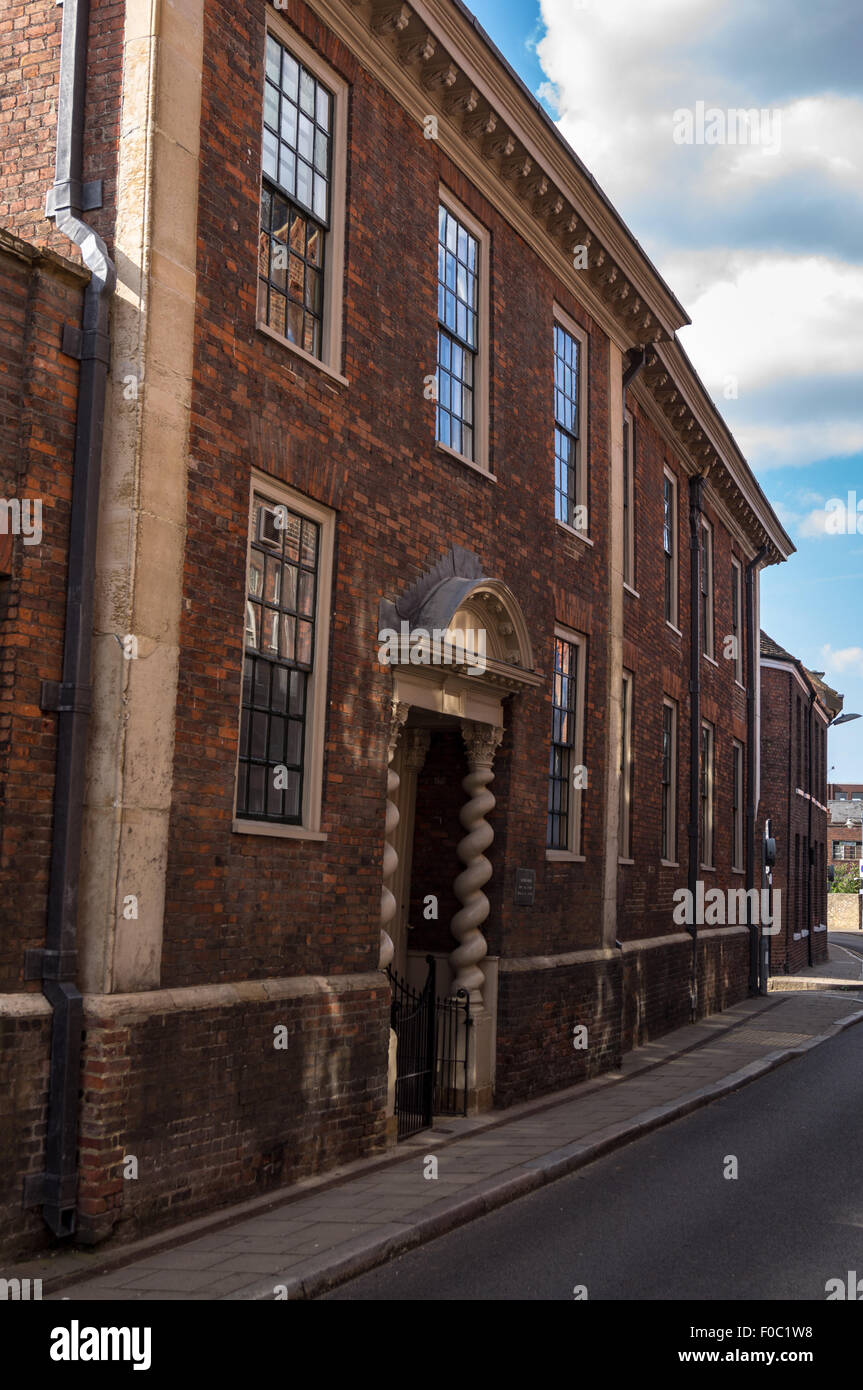 Façade géorgienne et l'orge en sucre montants de porte de Clifton House, maison de marchand, rue Queen, King's Lynn, Norfolk, Angleterre de l'Ouest Banque D'Images