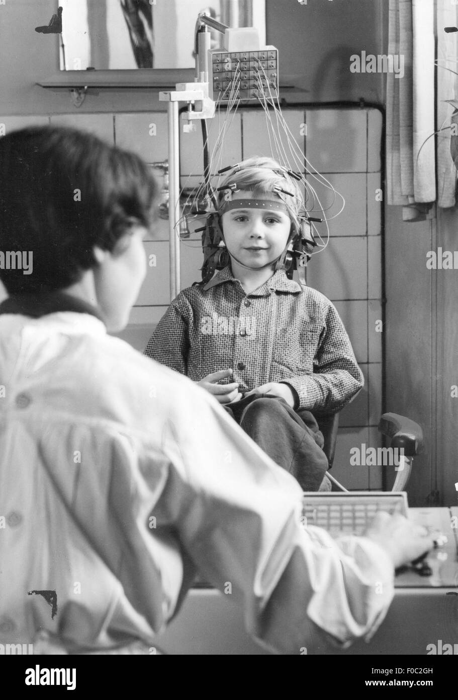 Médecine, irradiation / rayons X / mesure, fabrication d'un électroencéphalogramme (EEG) d'un , droits additionnels-Clearences-non disponible Banque D'Images