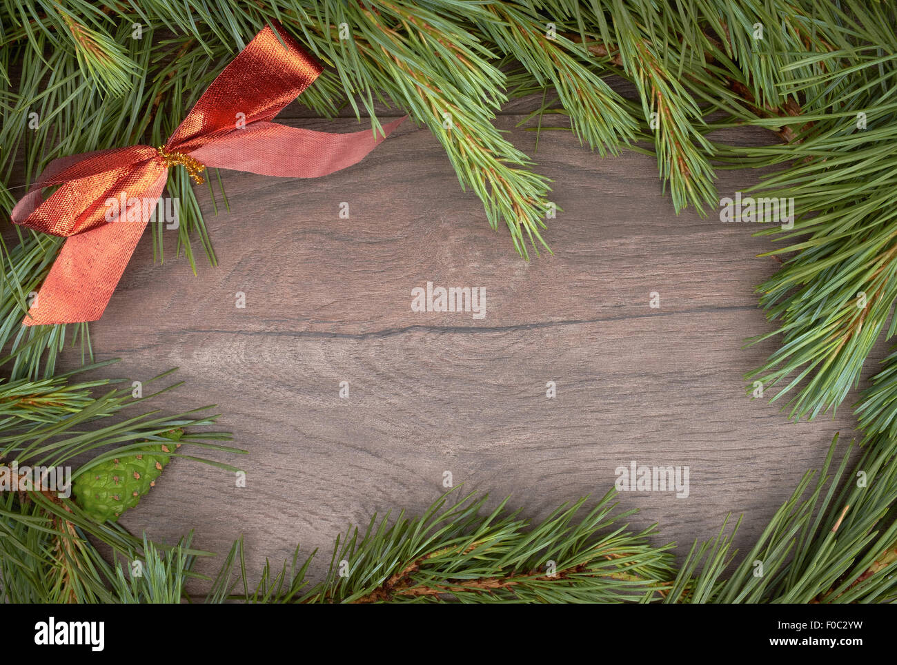 Pine Tree traditionnel Christmas border sur un fond de bois. Banque D'Images