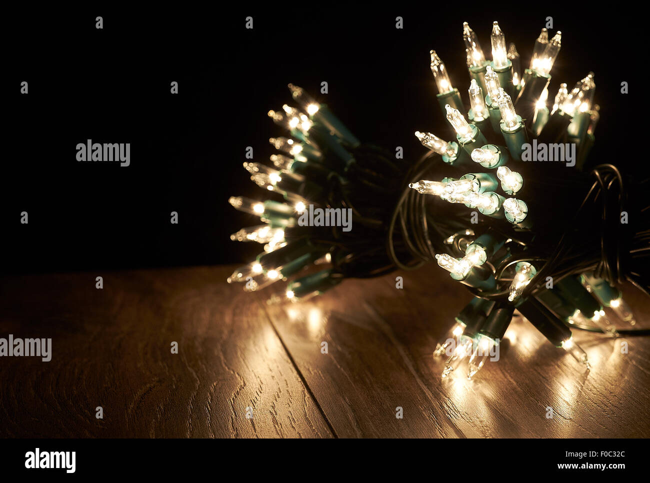 Les lumières d'arbre de Noël traditionnel couché sur un plancher en bois. Banque D'Images