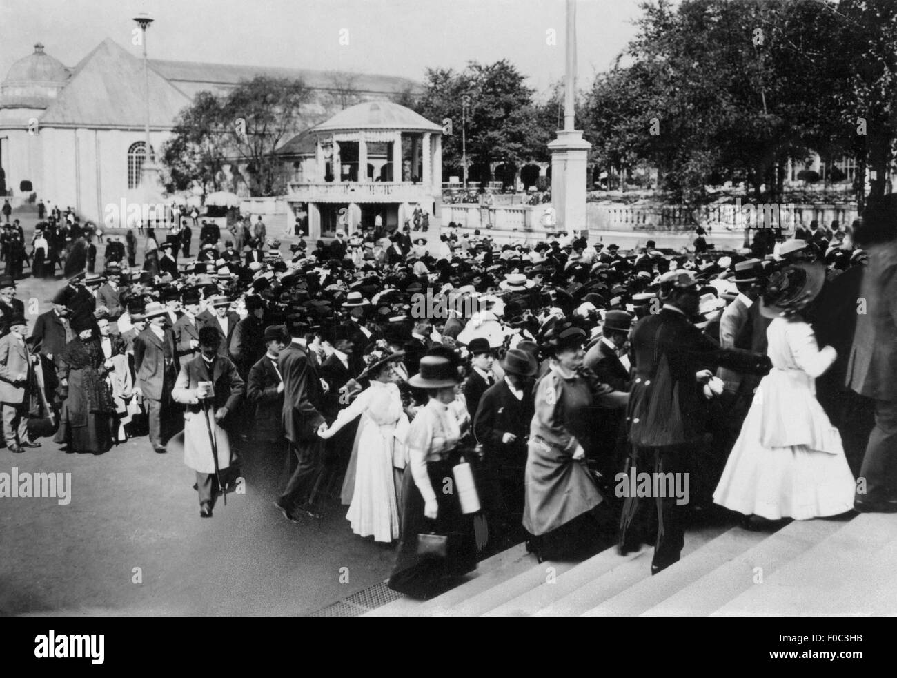 Expositions, médecine, exposition internationale d'hygiène, visiteurs devant le pavillon 'Der Mensch' (l'Homme), Dresde, mai - octobre 1911, droits additionnels-Clearences-non disponible Banque D'Images