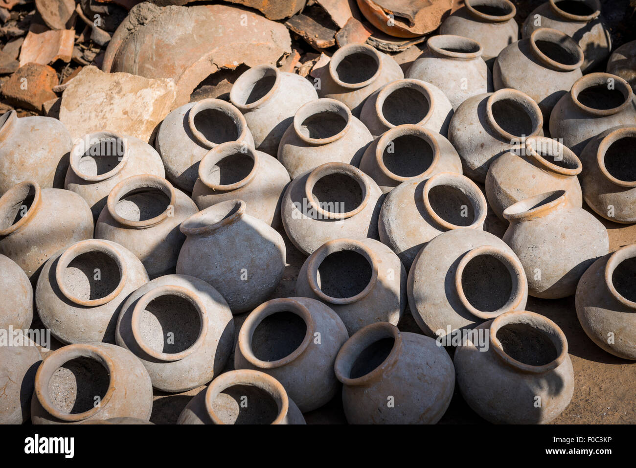 Une collection de pots en argile traditionnel indien en attente d'être décorés Banque D'Images