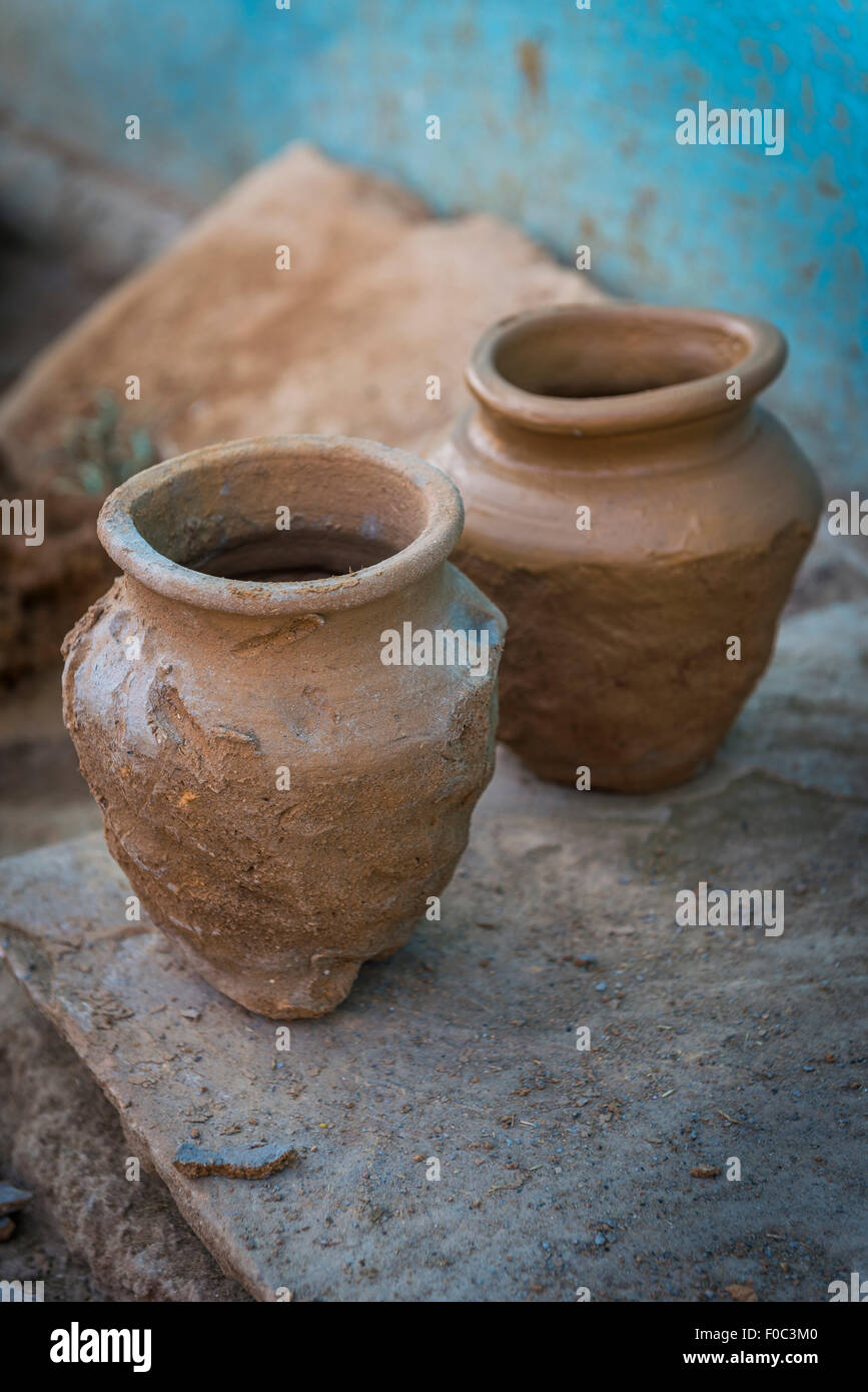 Fini la moitié des pots d'argile traditionnelle indienne Banque D'Images