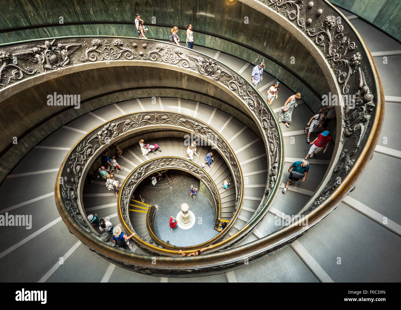 En colimaçon conçu par Giuseppe Momo en 1932 est un escalier à double hélice Musée du Vatican Vatican Rome Italie Europe de l'UE Banque D'Images