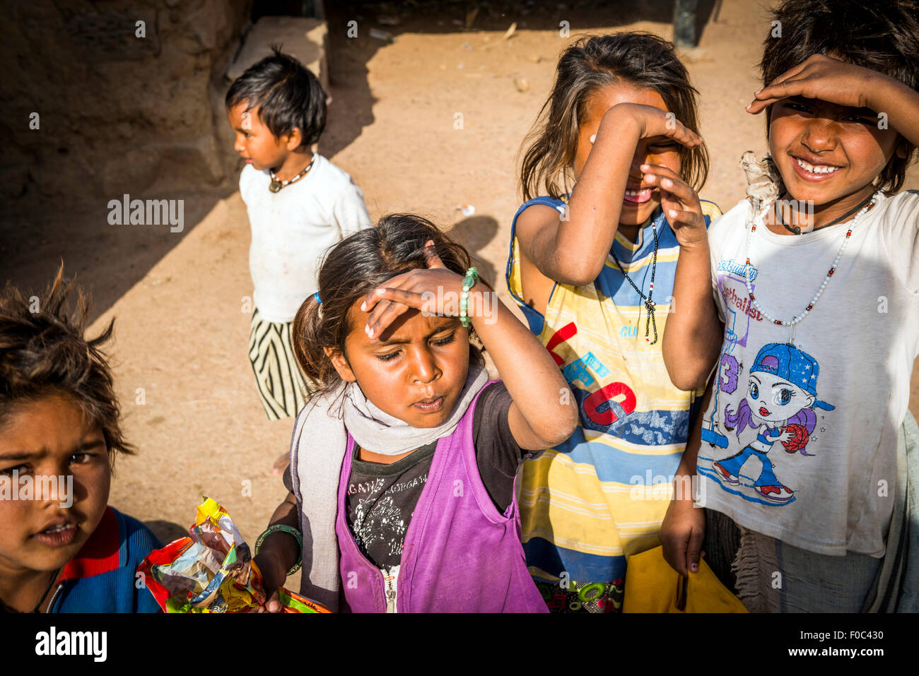 Les enfants du village dans la partie ancienne de Khajuraho, Madhya Pradesh, Inde Banque D'Images