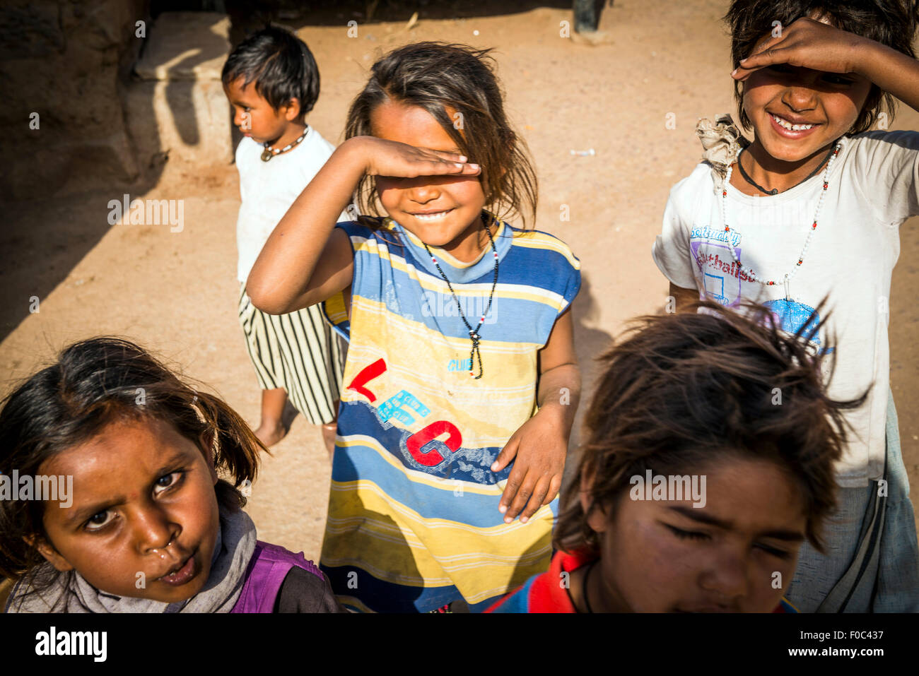 Les enfants du village dans la partie ancienne de Khajuraho, Madhya Pradesh, Inde Banque D'Images