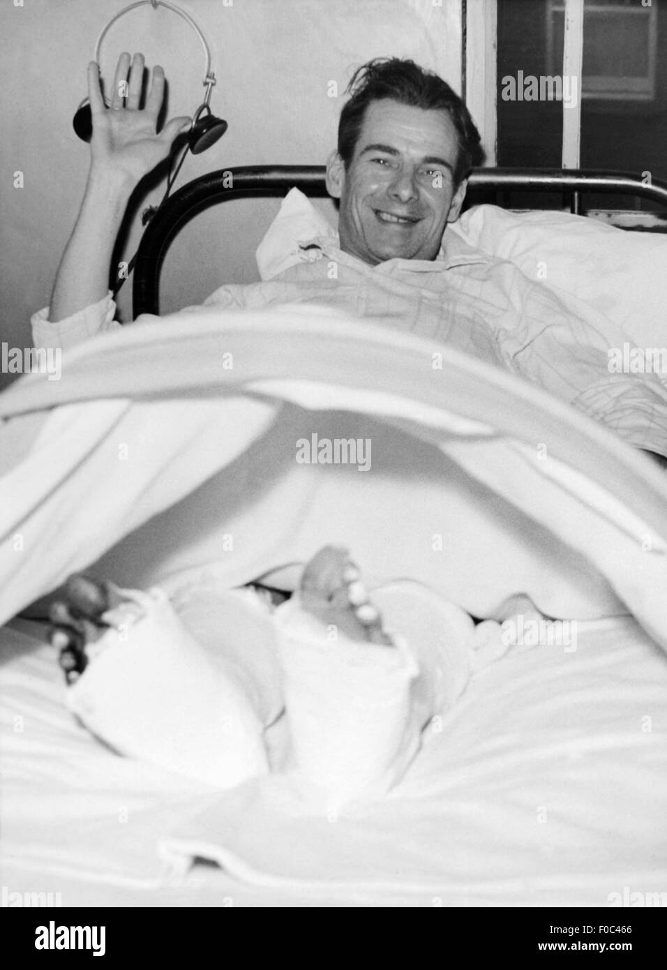 Médecine, accidents, Alfred Margetts, survivant d'un accident de train avec neuf morts, couché avec des jambes cassées dans le lit de maladie, Dagenham, Essex, 31.1.1958, droits additionnels-Clearences-non disponible Banque D'Images