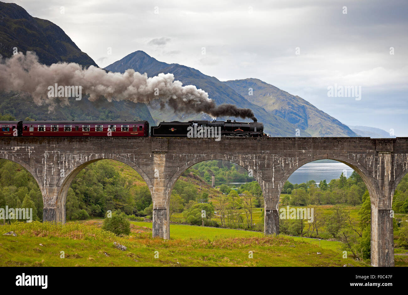 Le Train à vapeur Jacobite Lochaber, viaduc de Glenfinnan Banque D'Images