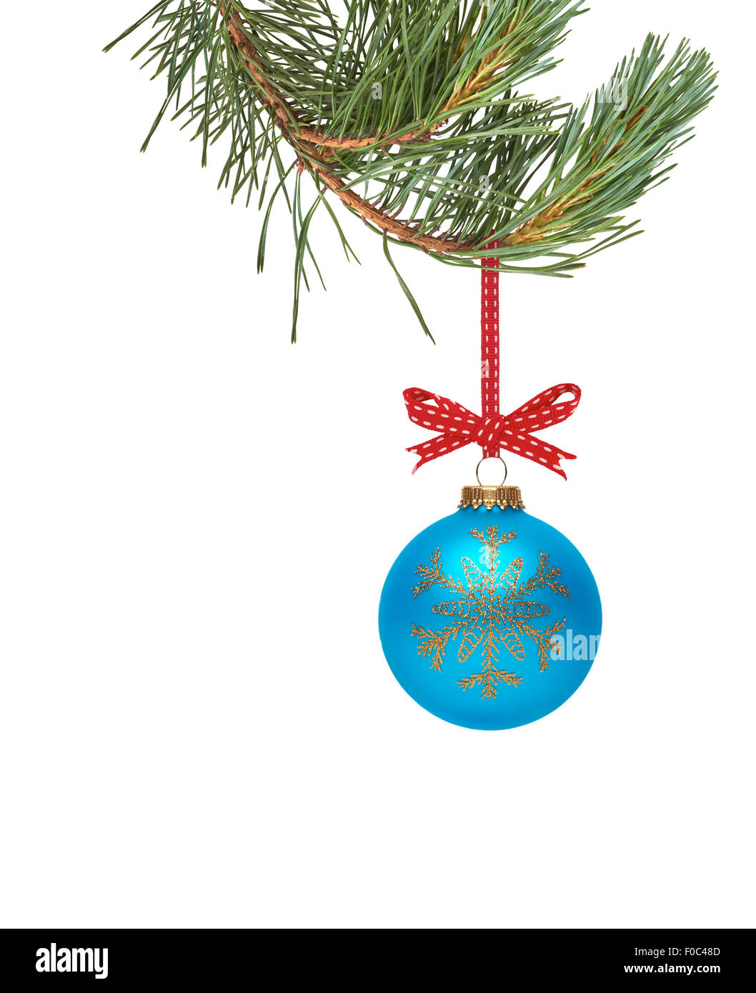 Décoration d'arbre de Noël traditionnel suspendu à une branche d'arbre isolé sur un fond blanc. Banque D'Images