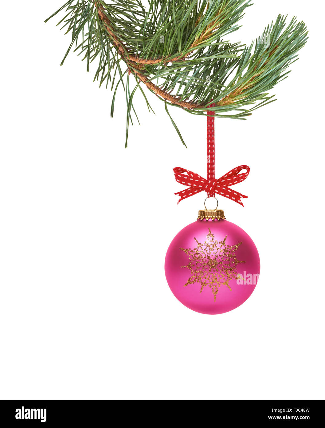 Décoration d'arbre de Noël traditionnel suspendu à une branche d'arbre isolé sur un fond blanc. Banque D'Images