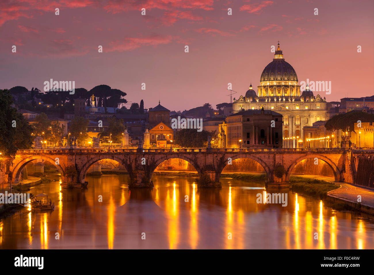 Coucher du soleil à Pont St Angelo et de la Basilique St Pierre du Vatican Rome Lazio Italie Europe de l'UE Banque D'Images