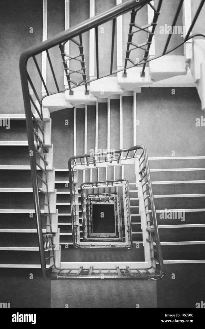 Directement au-dessus de l'escalier en spirale carrée shot Banque D'Images