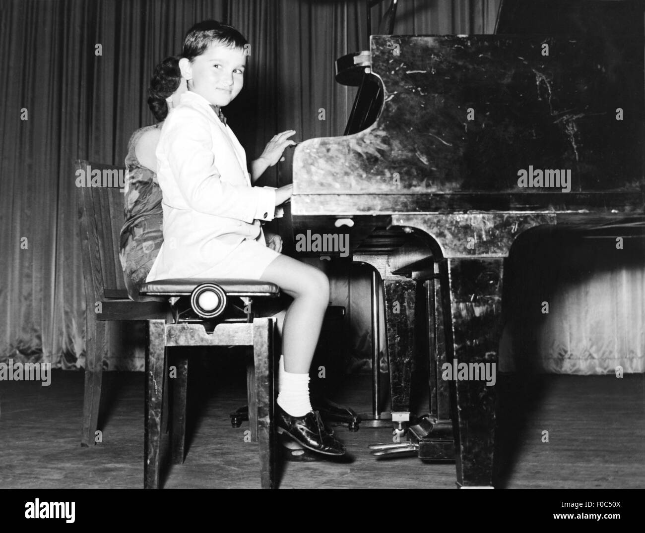 Lollobrigida, Gina, * 4.7.1927, actrice italienne, son Milko Skofic Jr., en pleine longueur, à l'événement à l'école de musique, Rome, 1963, Banque D'Images