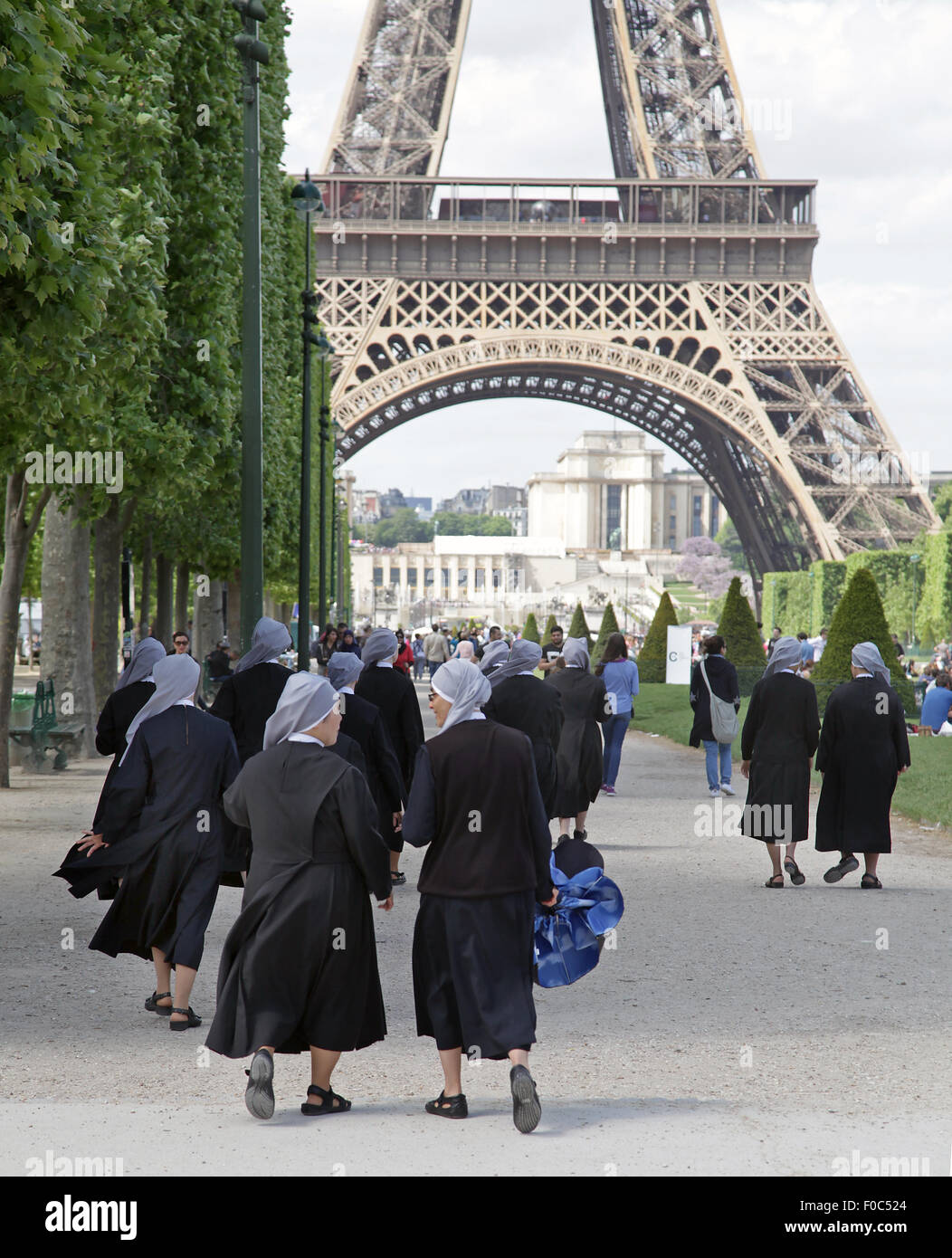 Religieuses près de la Tour Eiffel à Paris France. Sœurs religieuses, religieuses catholiques Banque D'Images