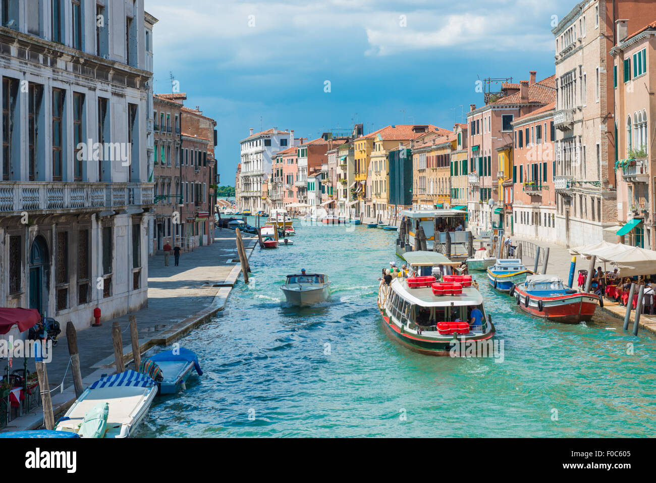Grand Canal et basilique Santa Maria della Salute en journée ensoleillée. Venise, Italie. Journée ensoleillée Banque D'Images