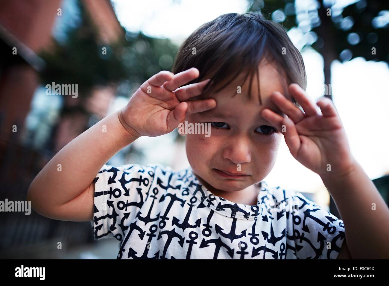 Portrait of boy crying on street Banque D'Images