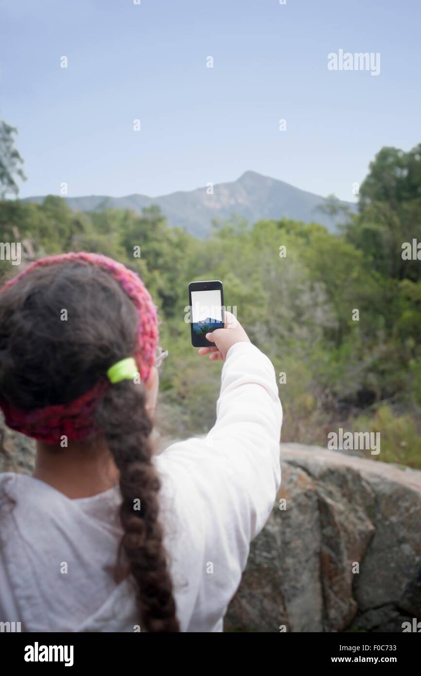 Young Girl taking photo de vue avec le smartphone, Valparaiso. Chili Banque D'Images