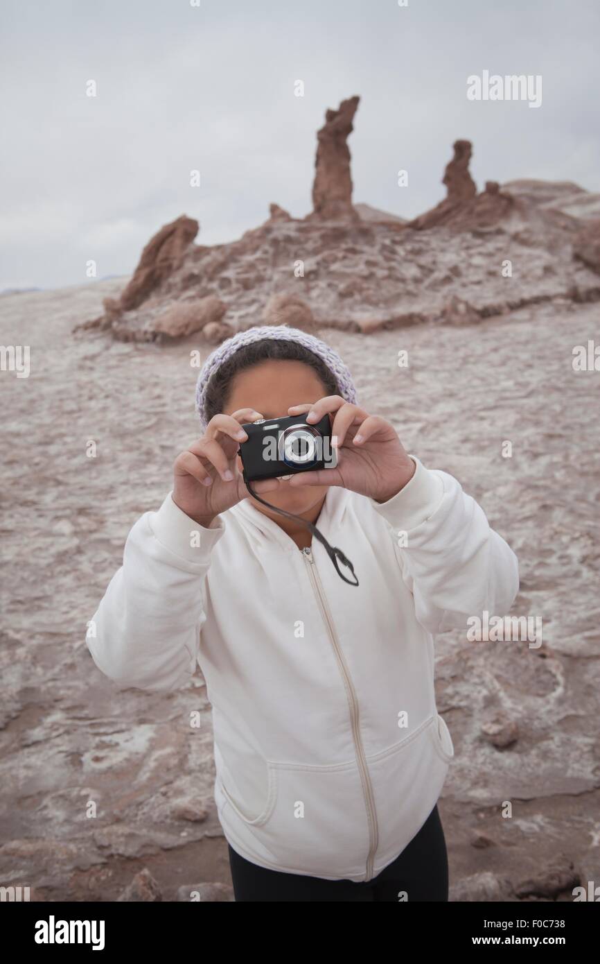 Jeune fille en photographie à l'aide d'appareil photo, vallée de la Lune, San Pedro de Atacama, Chili, Banque D'Images
