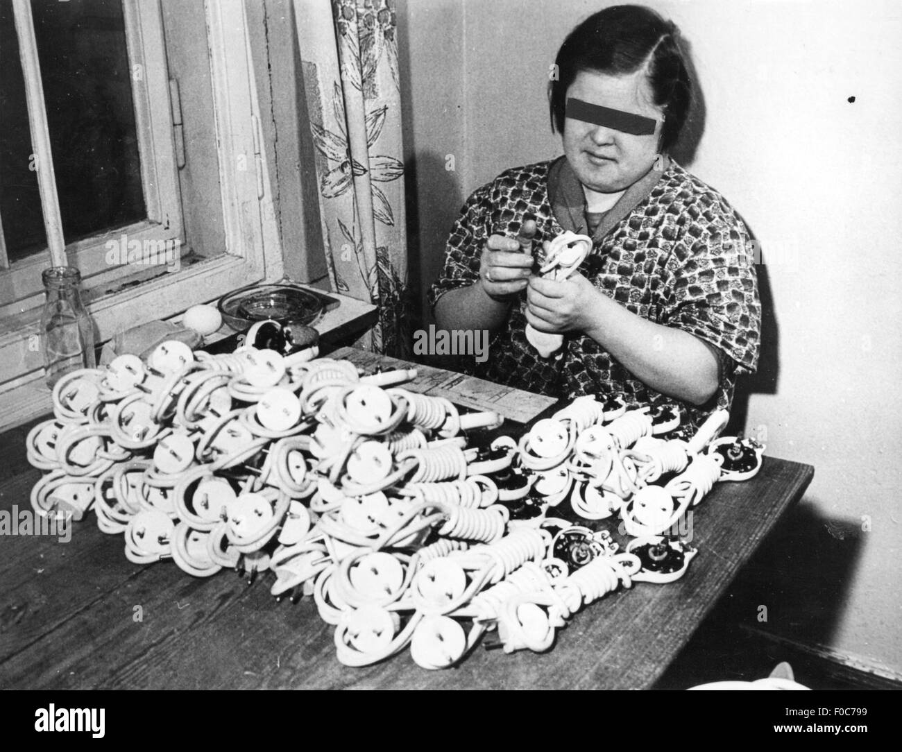 Médecine, psychiatrie / maladies mentales, tri des câbles comme ergothérapie pour les patients, Wilhelm Griesinger Hospital, Berlin, vers 1970, Additional-Rights-Clearences-not available Banque D'Images