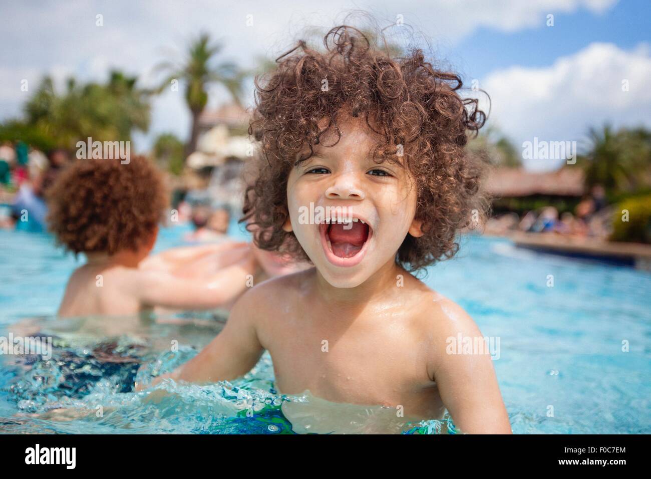 Cute boy playing in swimming pool avec le frère, Destin, Florida, USA Banque D'Images
