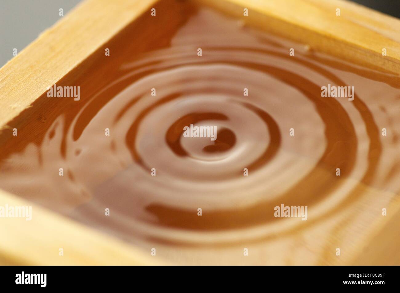 Résumé des cercles concentriques dans un liquide, Close up Banque D'Images