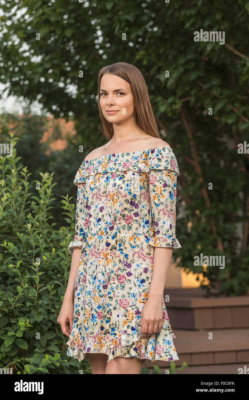 Portrait de la belle jeune femme en tenue d'extérieur Banque D'Images