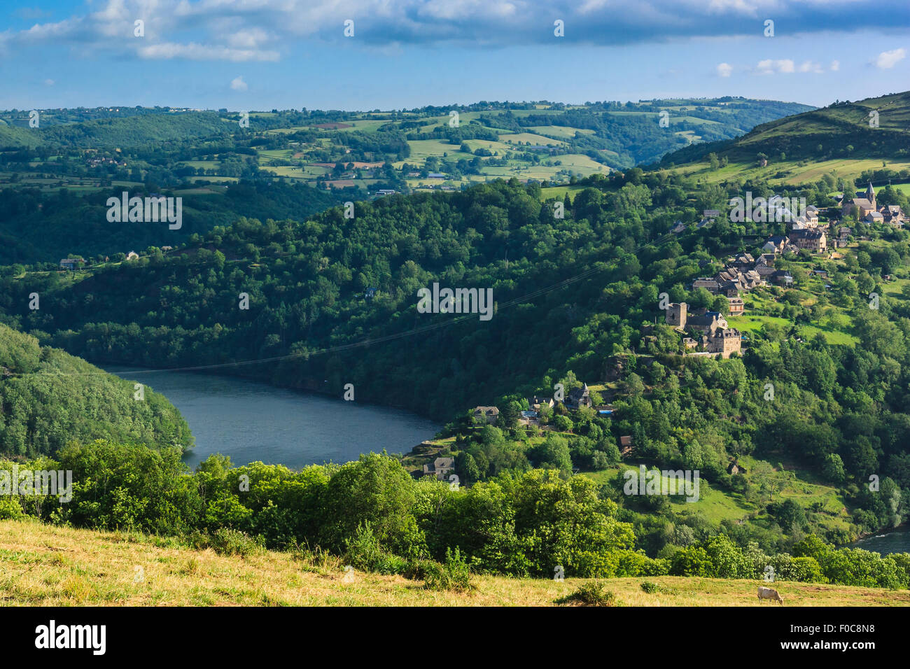 Paysage avec hill et des maisons médiévales autour de lac de Castelnau. Formé par un barrage sur la rivière Lot, France, Europe du Sud. Banque D'Images