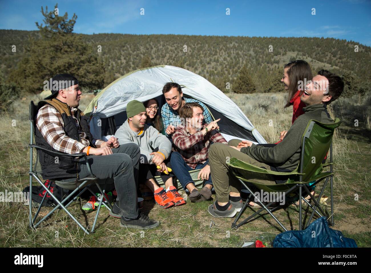 Groupe d'amis au camp, Smith Rock State Park, New York Banque D'Images