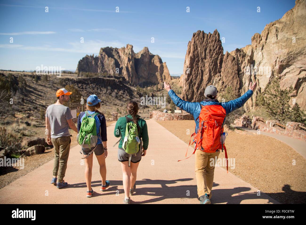 Backpackers en vacances, Smith Rock State Park, New York Banque D'Images Backpackers en vacances, Smith Rock State Park, New York Banque D'Images