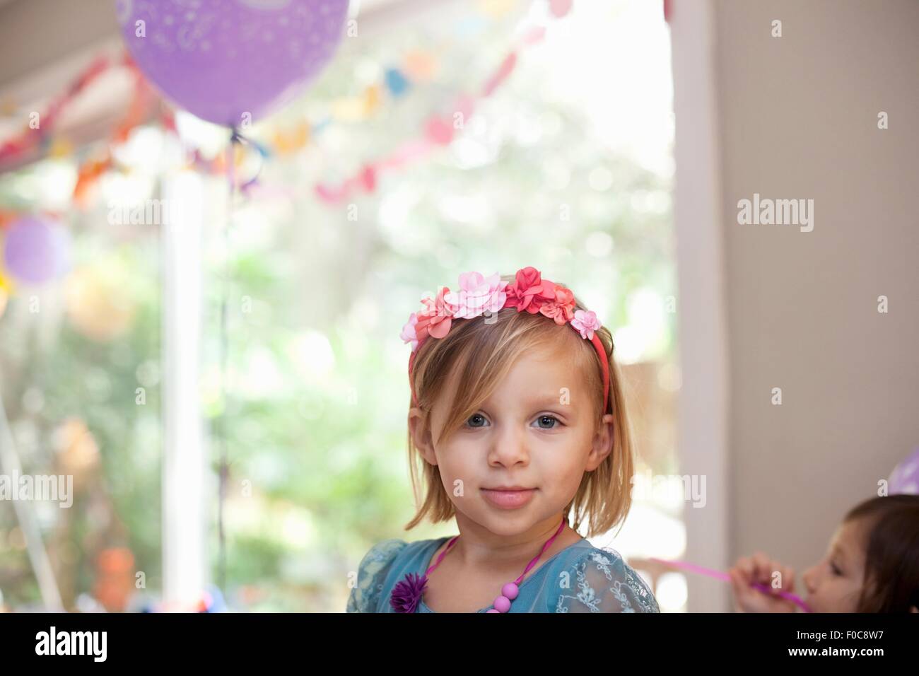 Portrait de jeune fille blonde avec bandeau fleur smiling at camera Banque D'Images Portrait de jeune fille blonde avec bandeau fleur smiling at camera Banque D'Images