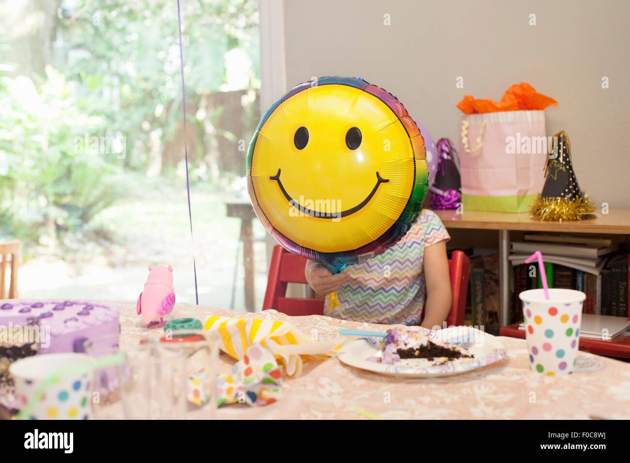 Fille Assise A La Table D Anniversaire Avec Gateau Jouant Avec Smiley Face Balloon Photo Stock Alamy Fille Assise A La Table D Anniversaire Avec Gateau Jouant Avec Smiley Face Balloon Photo Stock Alamy