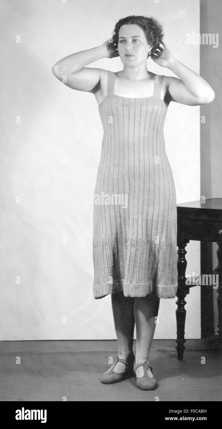 Mode, années 1930, femme avec robe tricotée, vers 1930, droits supplémentaires-Clearences-non disponible Banque D'Images