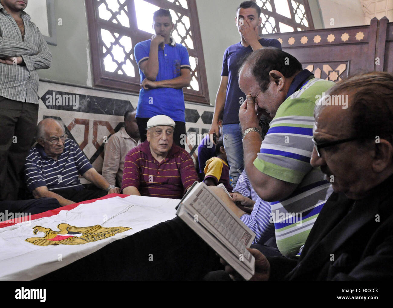 Le Caire, Égypte. Août 11, 2015. Les parents et amis de l'acteur égyptien Nour al-Sharif prier sur son cercueil lors de ses funérailles dans une mosquée Sheikh Zayed City, dans la banlieue du Caire, le 12 août 2015. L'ancien combattant film pan-arabe et star est décédé le 11 août 2015 après une courte maladie à l'âge de 69 ans © Amr Sayed/APA/Images/fil ZUMA Alamy Live News Banque D'Images