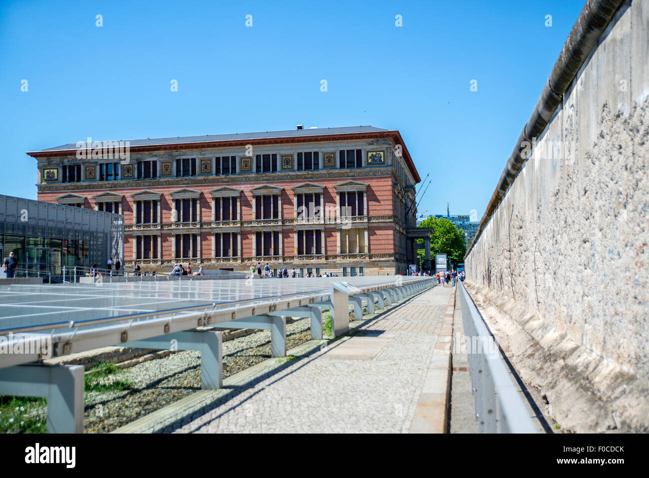 La section du mur de Berlin par la topographie des terreurs et musée Martin Gropius Bau Banque D'Images