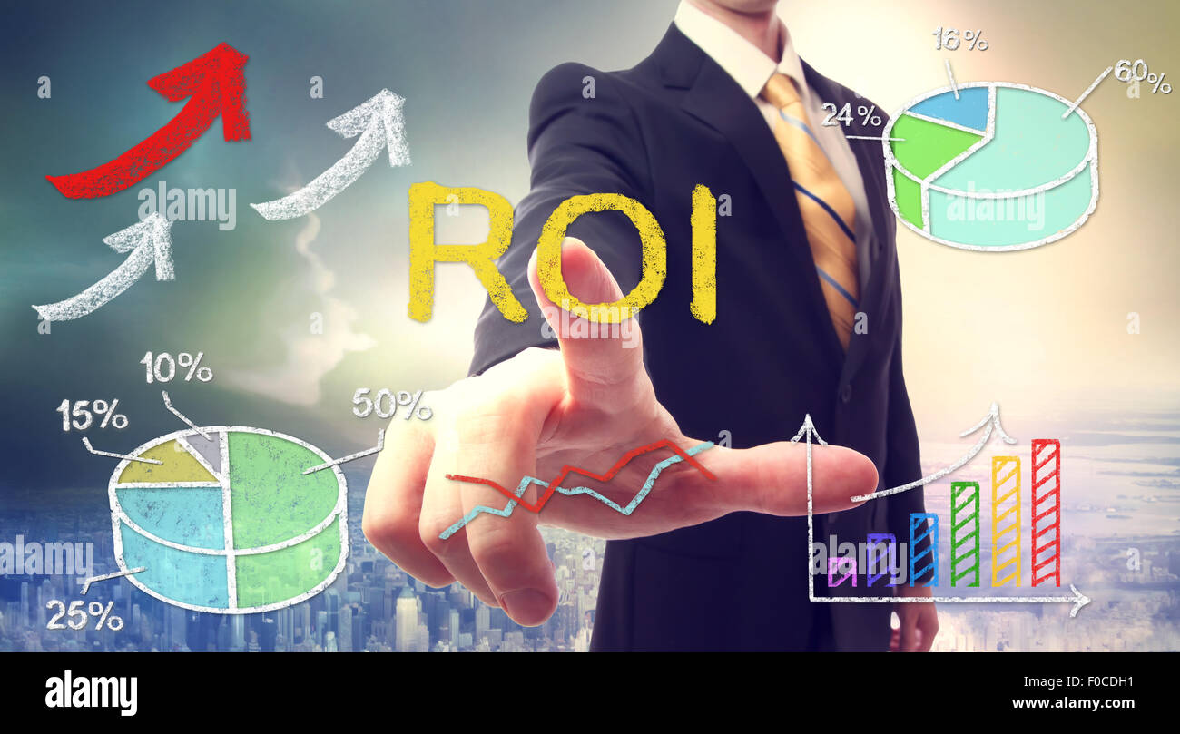 Businessman touching ROI (retour sur investissement) sur fond d'horizon Banque D'Images