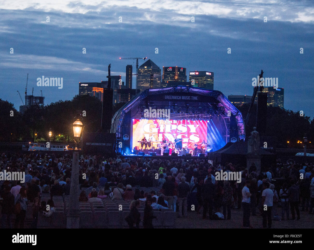 Musique Gipsy Kings Greenwich temps performance at Old Royal Naval College Greenwich avec Canary Wharf skyline at Dusk en backgroun Banque D'Images