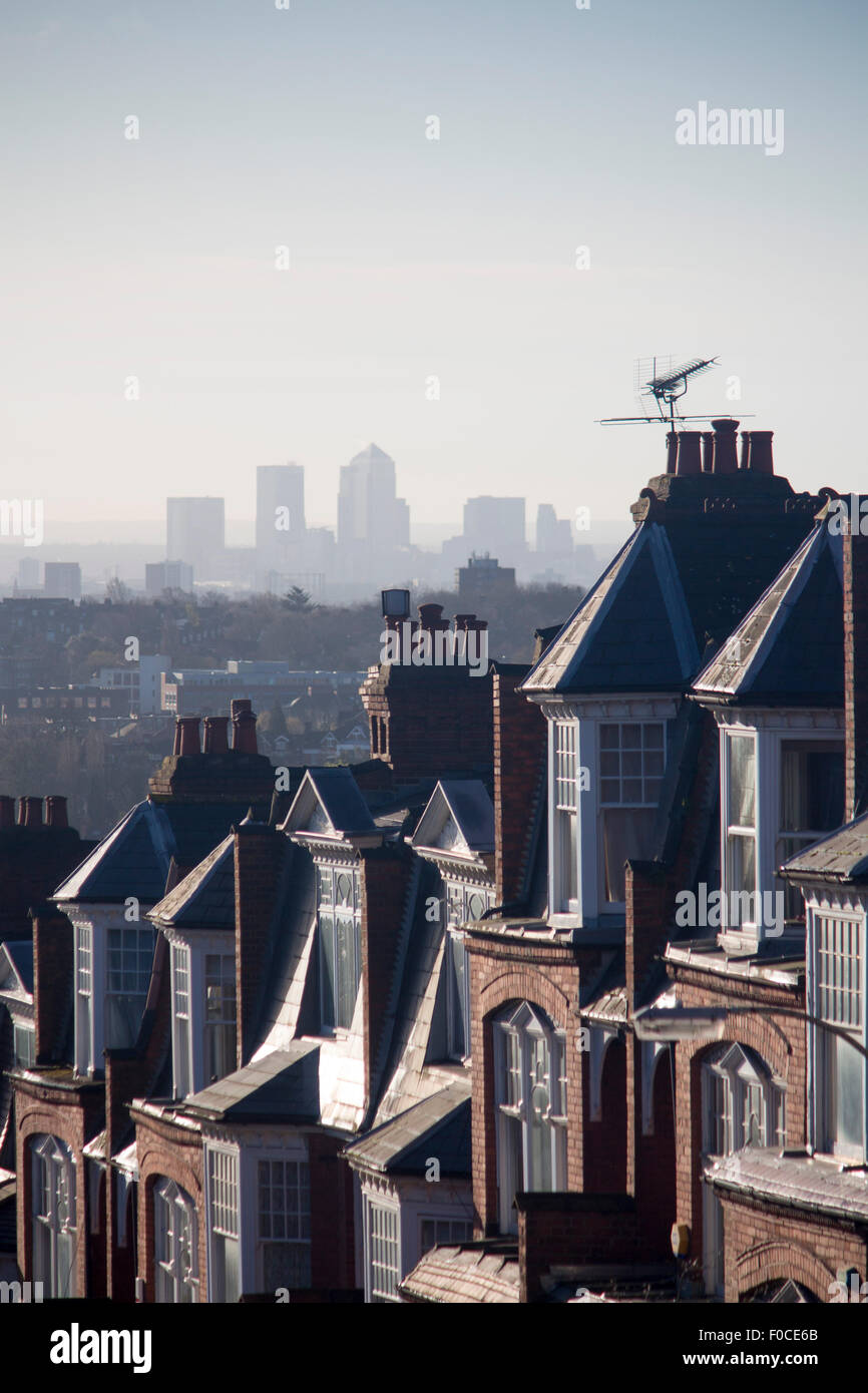 Maisons Muswell Hill avec vue lointaine à l'horizon de gratte-ciels du quartier financier de Canary Wharf London England UK Banque D'Images