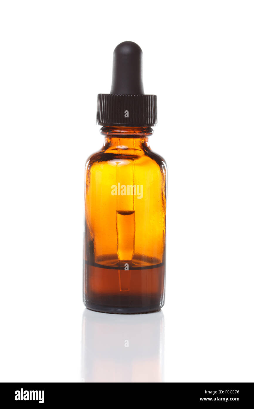 Phytothérapie ou aromathérapie flacon compte-gouttes isolé sur fond blanc Banque D'Images