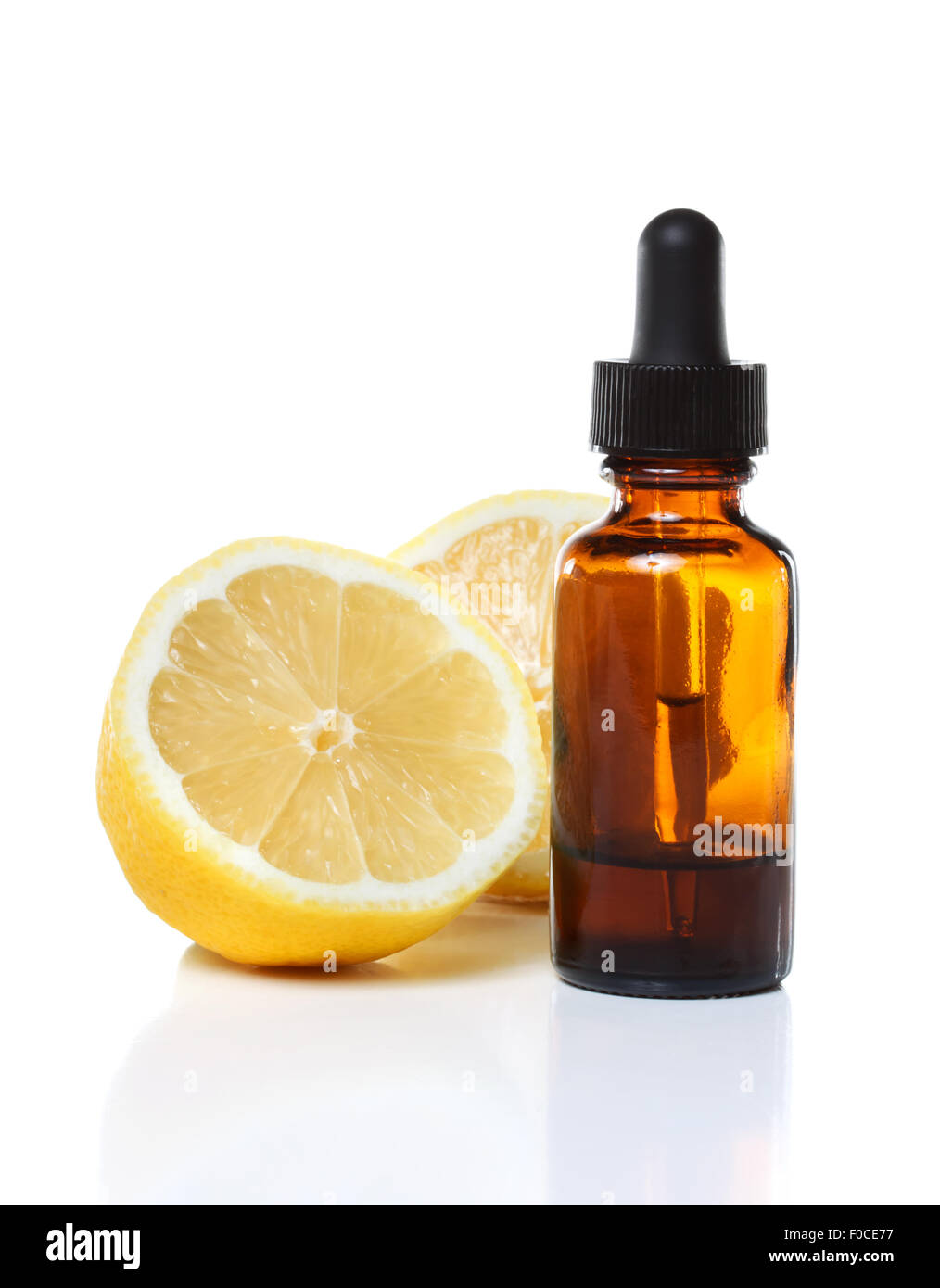 Phytothérapie ou aromathérapie flacon compte-gouttes avec des citrons frais Banque D'Images