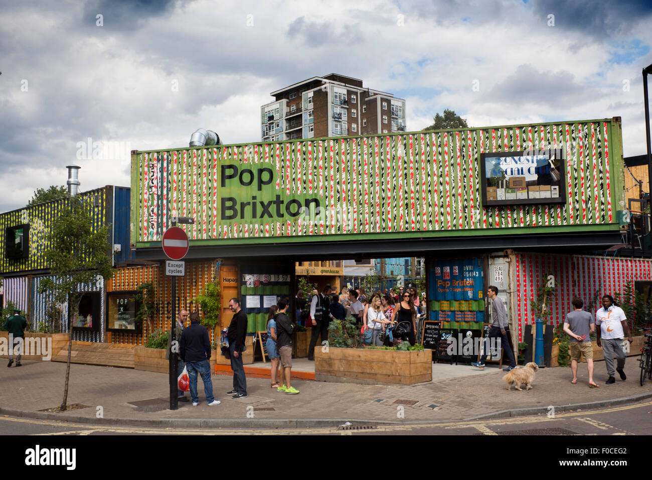 Brixton Pop unités contenant holding pubs, bars, cafés et restaurants à controverse et à diviser le nouveau développement au milieu du po Banque D'Images