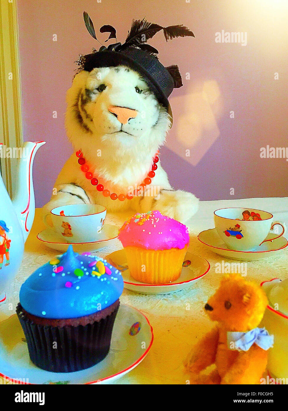 Des petits gâteaux et de thé avec des animaux en peluche, USA Banque D'Images