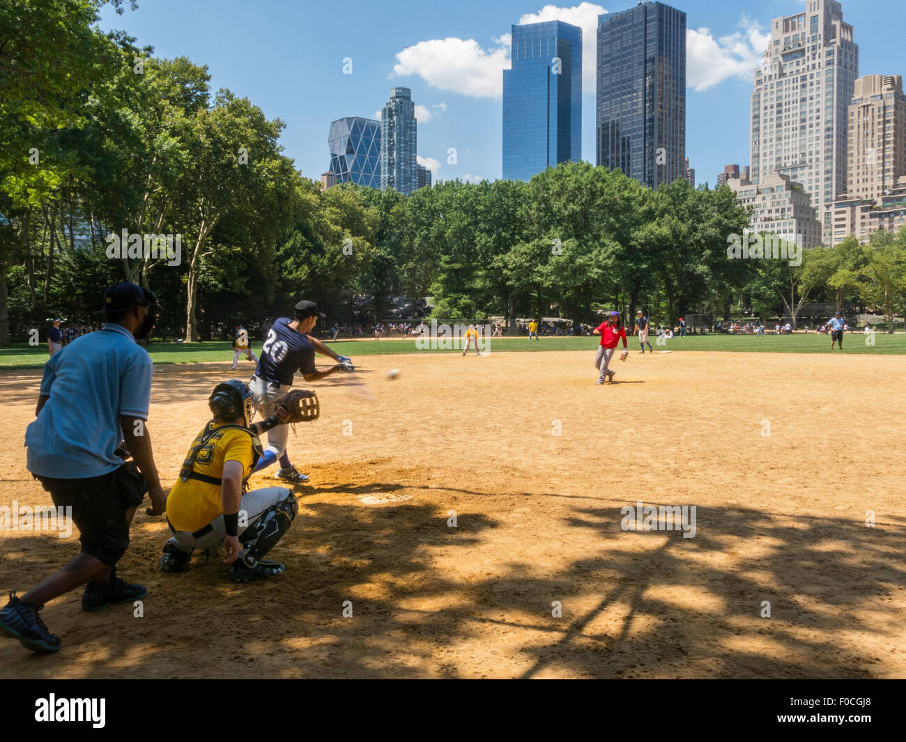 Jeu de balle-molle à Ballfields Heckscher, Central Park, NYC Banque D'Images