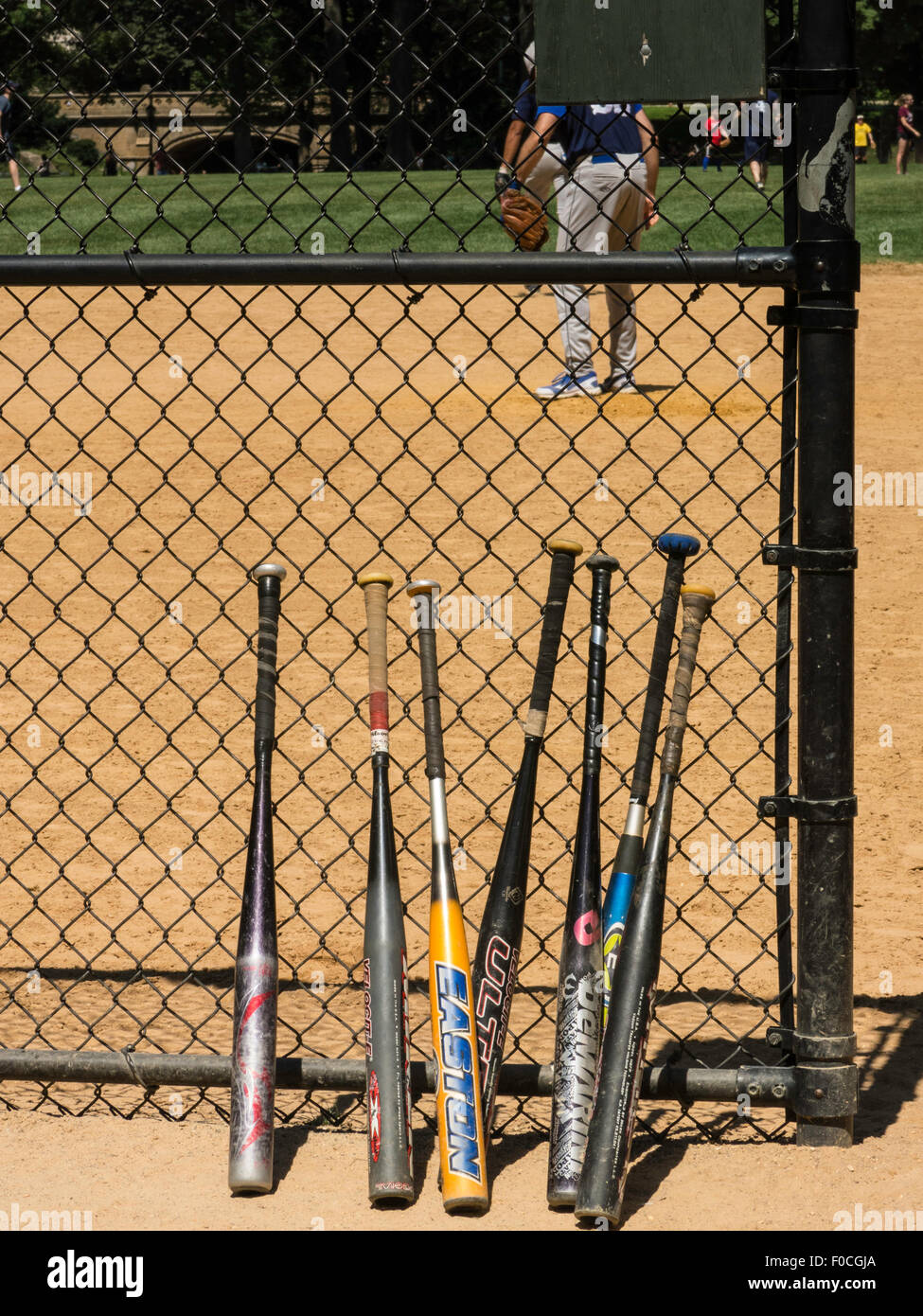 Les chauves-souris de softball contre la butée Clôture, Heckscher Ballfields, Central Park, NYC Banque D'Images