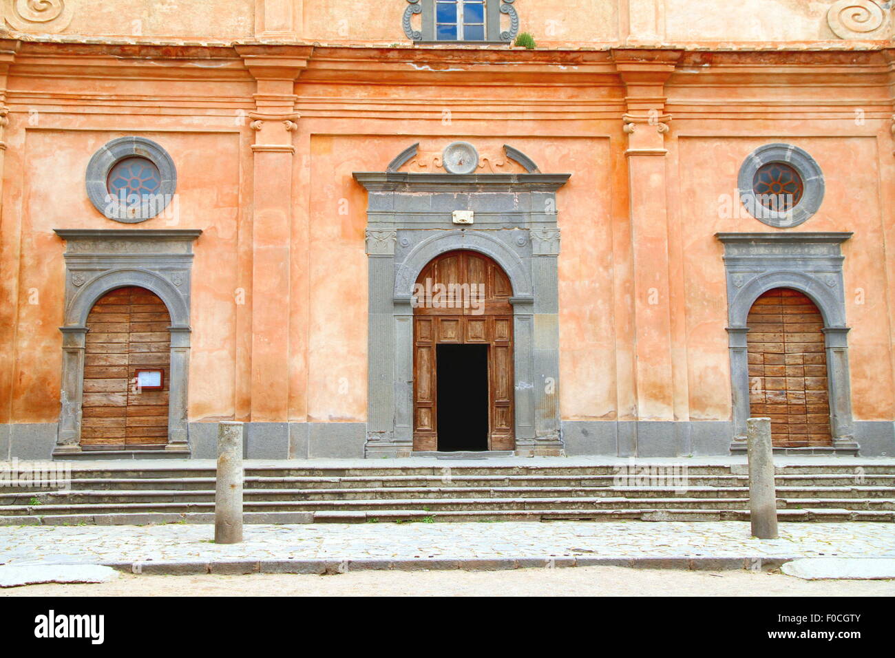 Entrée de l'église San Donato à Civita di Bagnoregio, Italie Banque D'Images