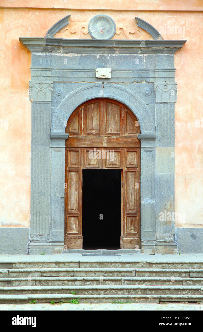 Entrée de l'église San Donato à Civita di Bagnoregio, Italie Banque D'Images