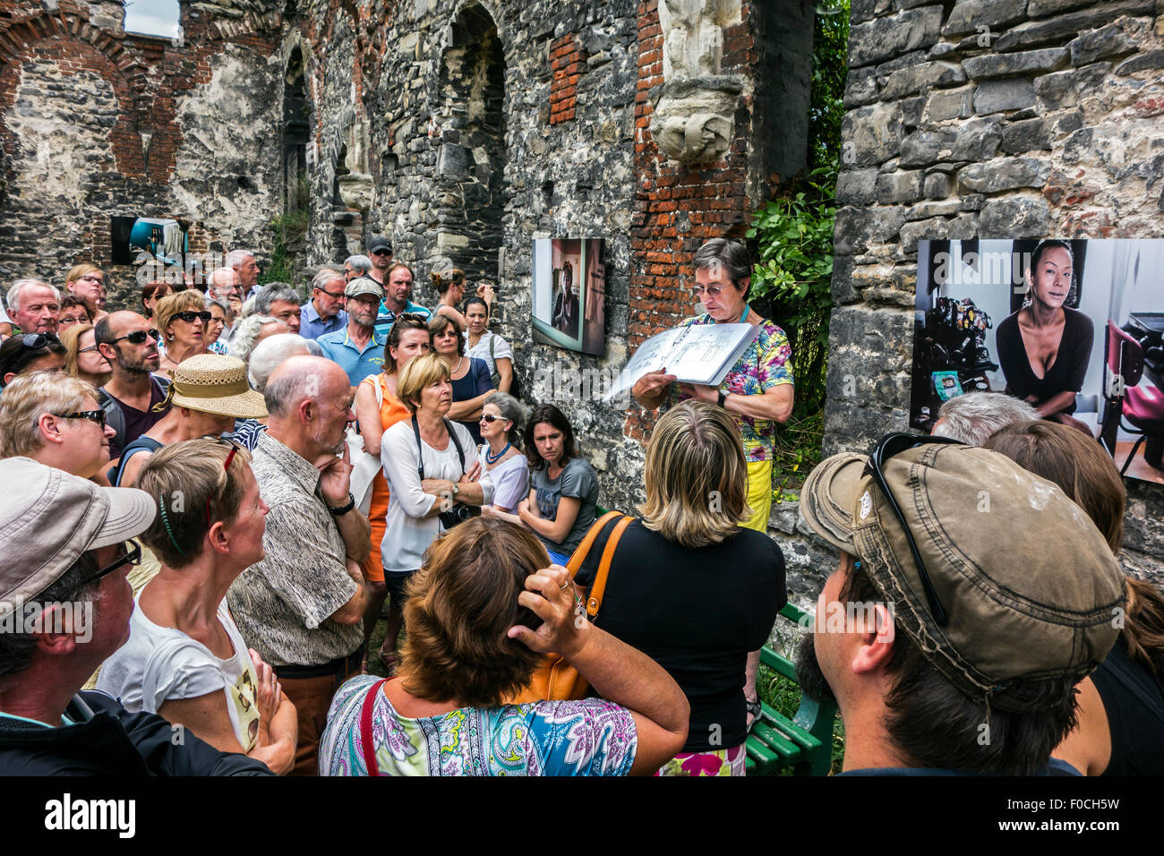 Guide des femmes de parler aux touristes à l'Sint-Baafsabdij / l'abbaye de Saint-bavon, Gand, Flandre orientale, Belgique Banque D'Images