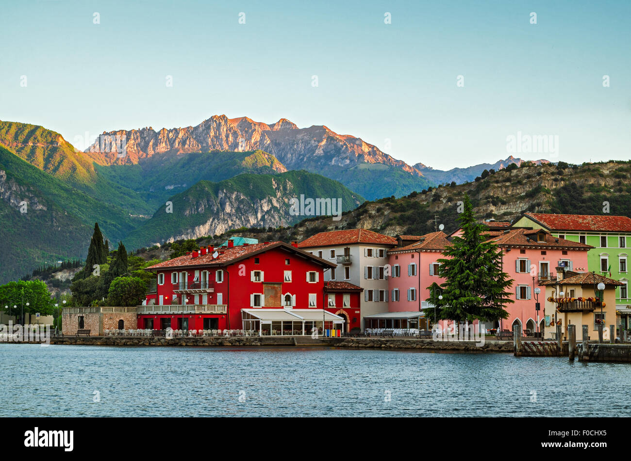 Le lac de Garde, Ville de Torbole (Trente, Italie) au début de la matinée Banque D'Images