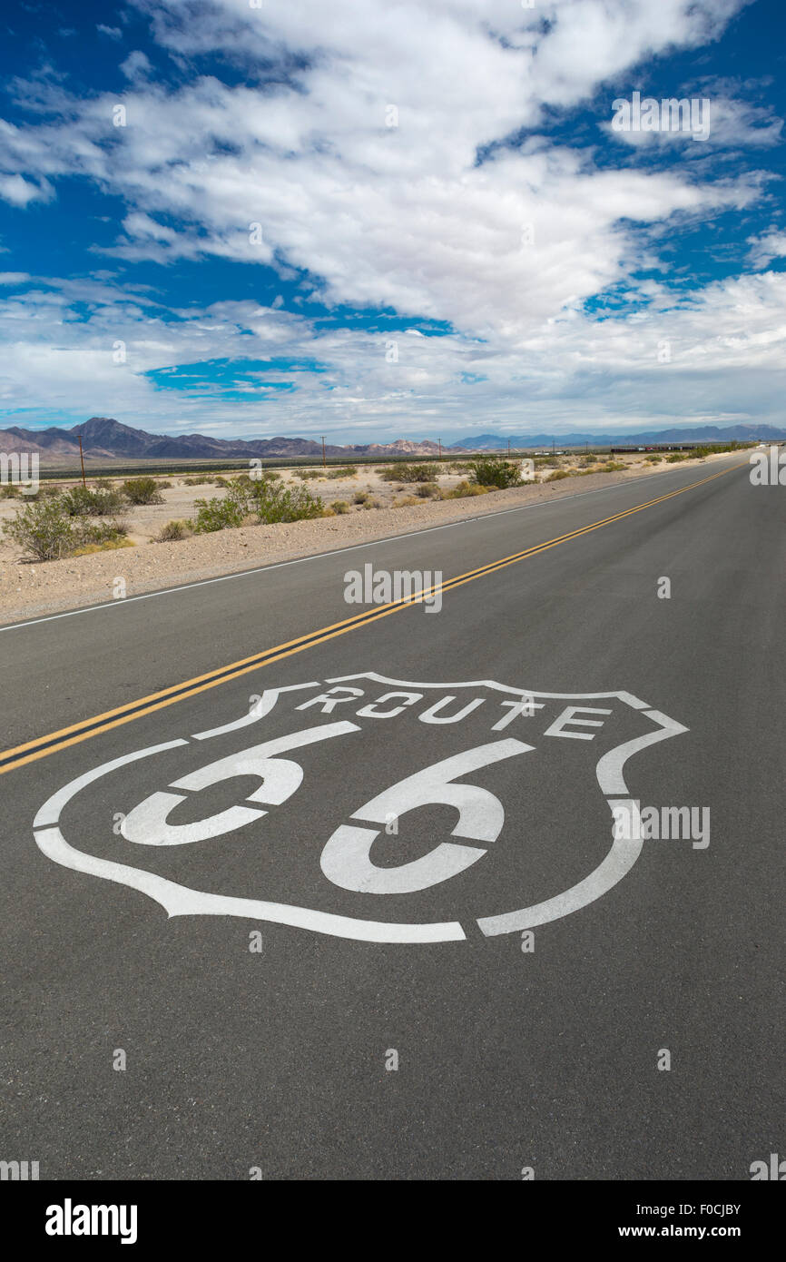 Bouclier Route 66 Route NATIONALE SUR LES SENTIERS AMBOY CALIFORNIA USA Banque D'Images